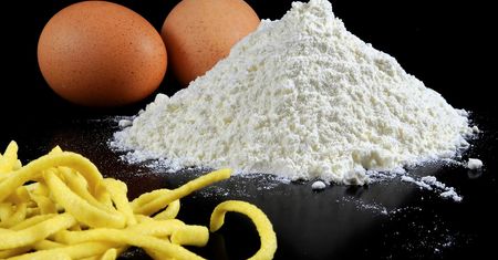 Biała mąka pszenna (przemysłowa), zaw. białka 10% (wzbogacona, bielona)