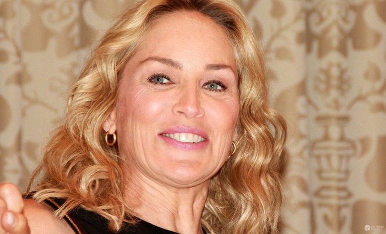 Sharon Stone już tak nie wygląda. Gwiazda postawiła na naturalną fryzurę. Podkreśliła nią, że nie wstydzi się swojego wieku