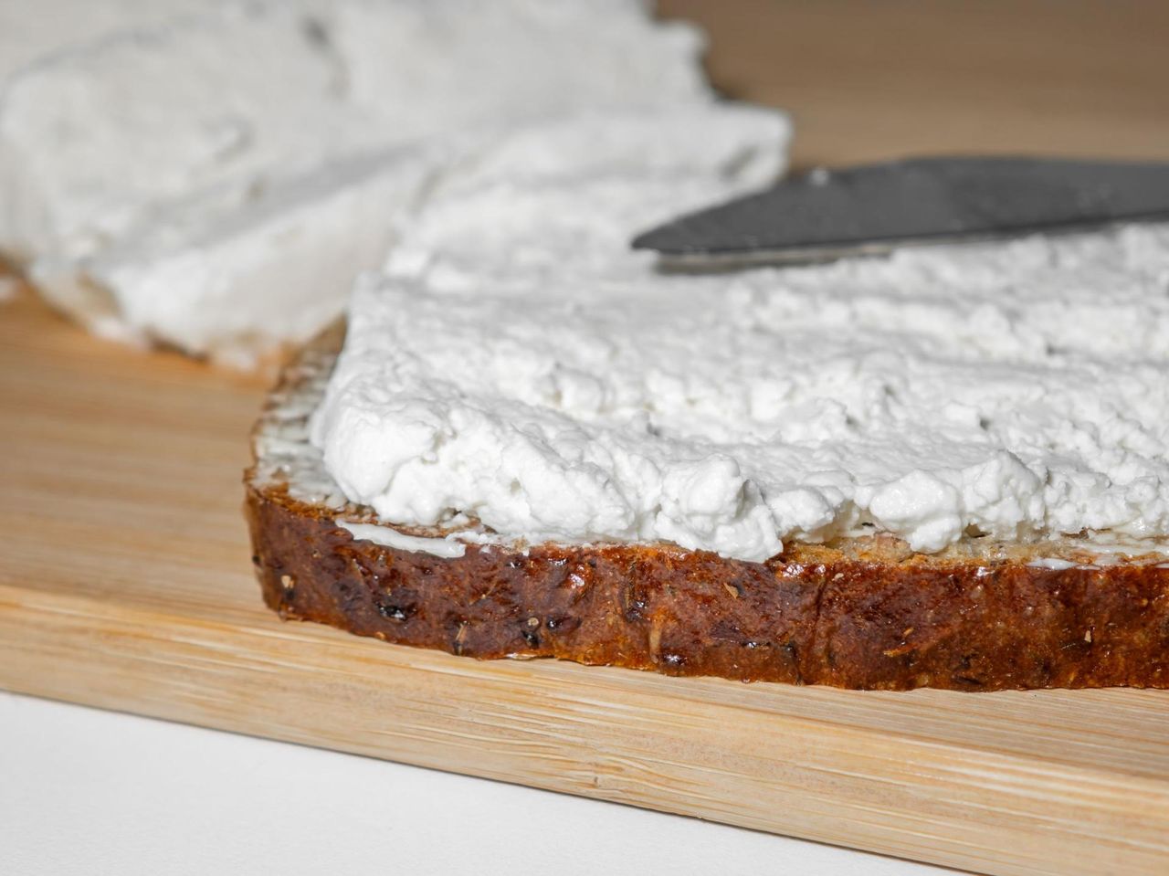 Czy pełnotłusty nabiał może obniżać ryzyko demencji? Co mówią najnowsze dane?