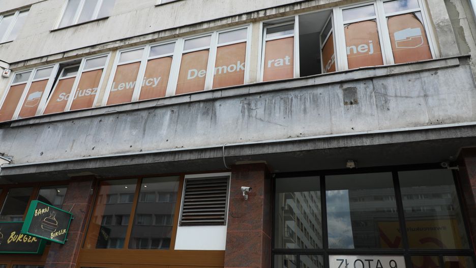 Warszawa. "Ślady strzału" na szybie biura SLD. Policja bada sprawę