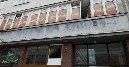 Warszawa. "Ślady strzału" na szybie biura SLD. Policja wskazuje na broń pneumatyczną