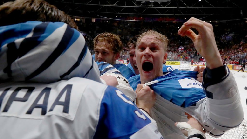 hokejowa reprezentacja Finlandii świętująca zdobycie mistrzostwa świata 2019