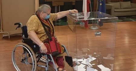 Pokonała samolotem prawie 1000 km, żeby oddać głos. Ta historia robi wrażenie
