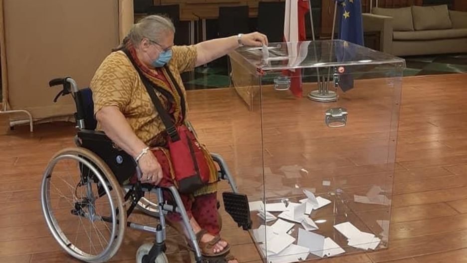 Helena Pyz oddaje głos w ambasadzie RP w Delhi