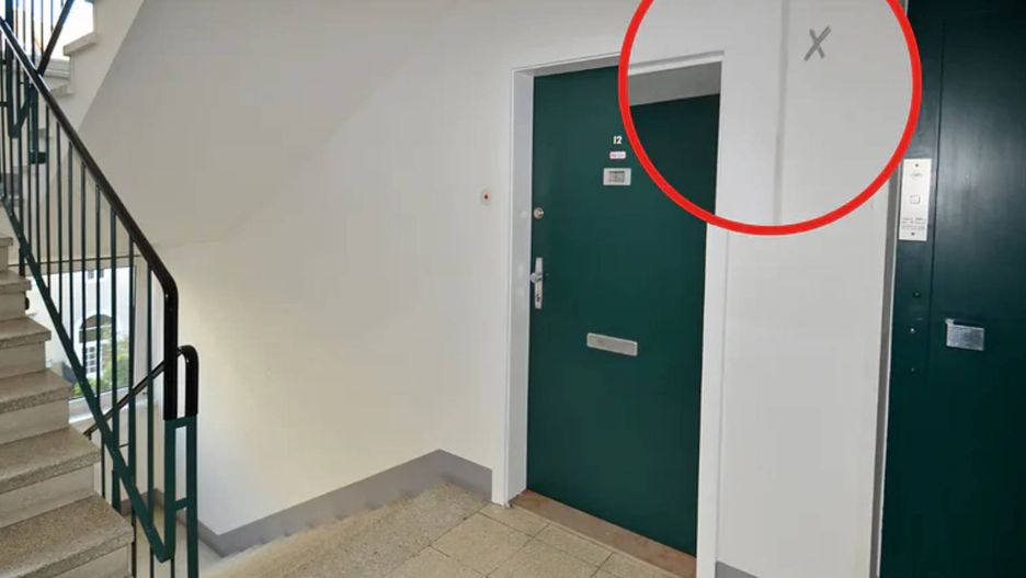Tajemnicze oznaczenia na drzwiach