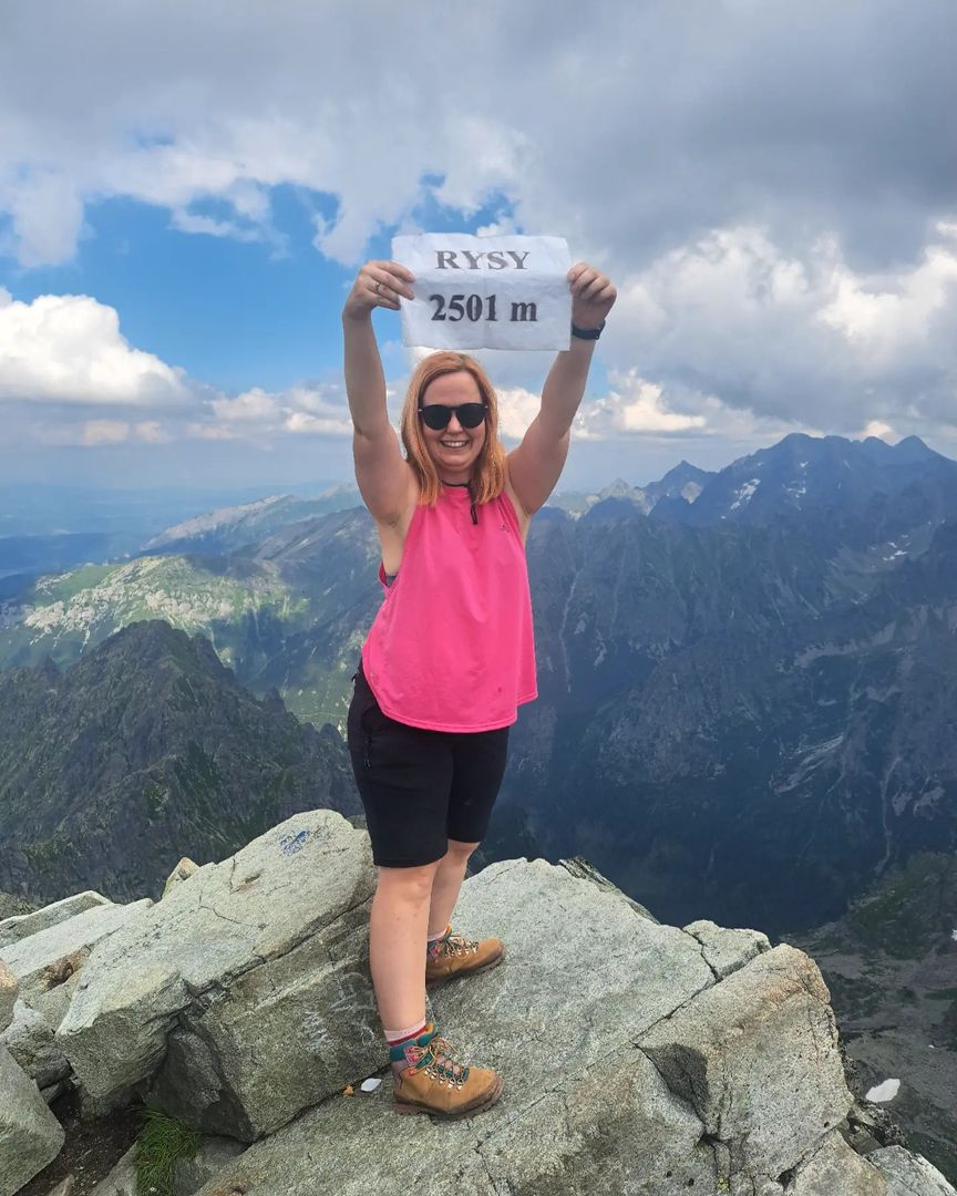 Wiele osób robi sobie zdjęcie z kartką, która jest na miejscu - tak jak bohaterka tej fotografii