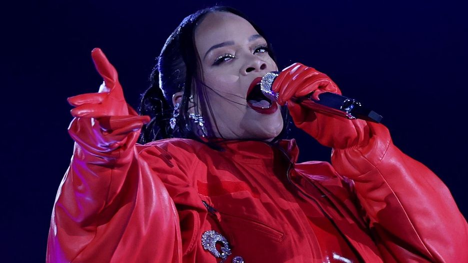 Super Bowl LVII Kansas City Chiefs at Philadelphia Eagles
epa10464312 Barbadian singer Rihanna performs during halftime of Super Bowl LVII between the AFC champion Kansas City Chiefs and the NFC champion Philadelphia Eagles at State Farm Stadium in Glendale, Arizona, 12 February 2023. The annual Super Bowl is the Championship game of the NFL between the AFC Champion and the NFC Champion and has been held every year since January of 1967.  EPA/CAROLINE BREHMAN 
Dostawca: PAP/EPA.
CAROLINE BREHMAN