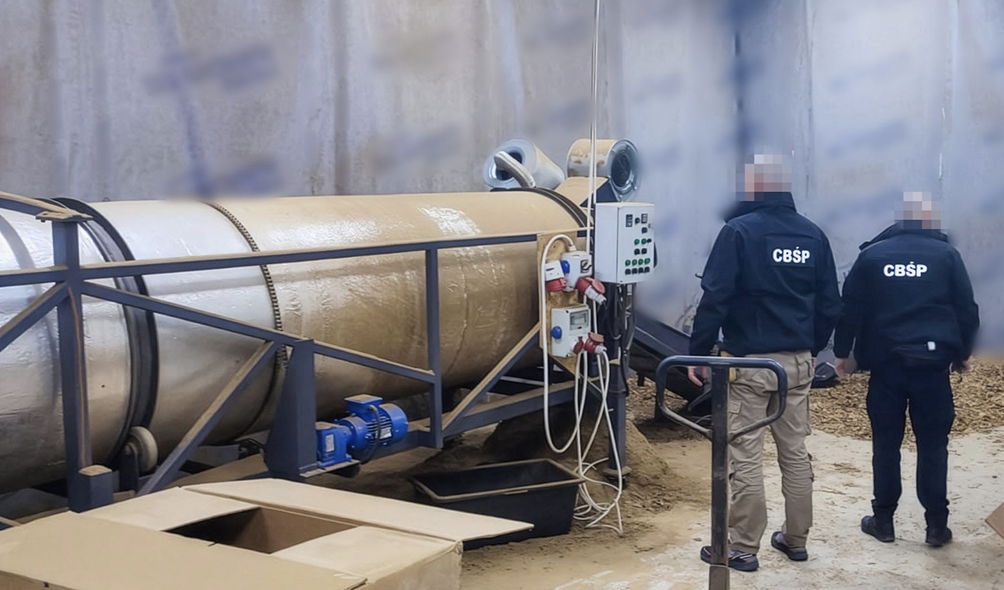 Służby zlikwidowały nielegalną fabrykę papierosów