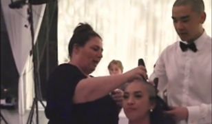 Australia. Nowożeńcy zgolili włosy na własnym weselu. Chodziło o matkę panny młodej