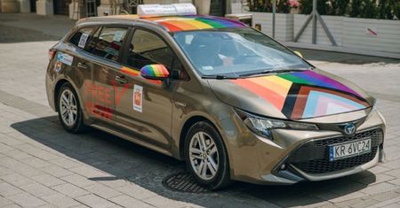 Tęczowe taksówki w polskich miastach. "Nie wsiądę"