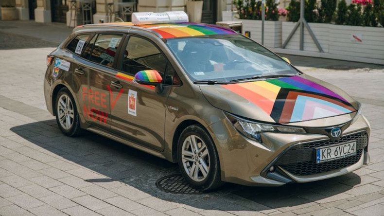 Z okazji Miesiąca Dumy firma  Free Now wprowadza w Polsce tęczowe taksówki