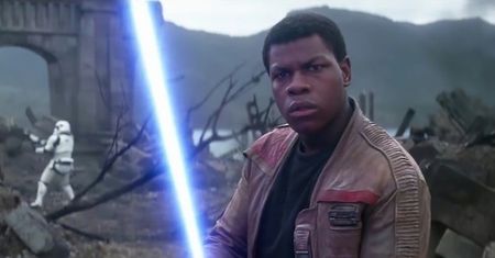 John Boyega łapie pokemony na planie "Gwiezdnych wojen"
