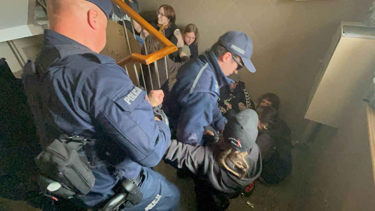 Aktywiści z Wrocławia próbowali powstrzymać eksmisję 65-letniej emerytki. Doszło do przepychanek, policja użyła gazu