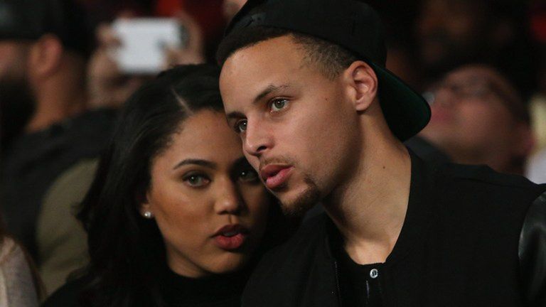 Żona Stephena Curry'ego coraz aktywniej komentuje na Twitterze Finały NBA
