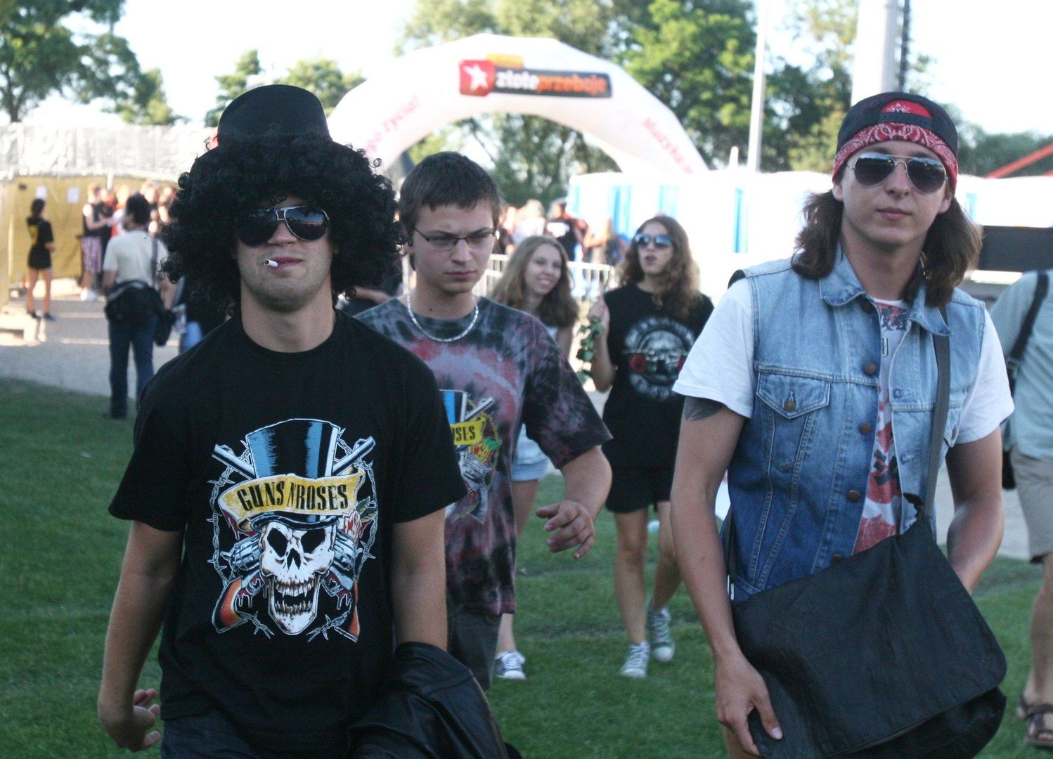 Fani zespołu Guns N&#39; Roses przed koncertem w Rybniku. Rok 2012. 