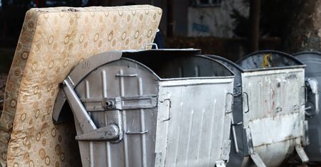 Przez turystów muszą wyrzucać śmieci w nocy. Mieszkańcy protestują