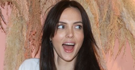 "Odważna" Marcela Leszczak pozuje TOPLESS, leżąc na kanapie (FOTO)