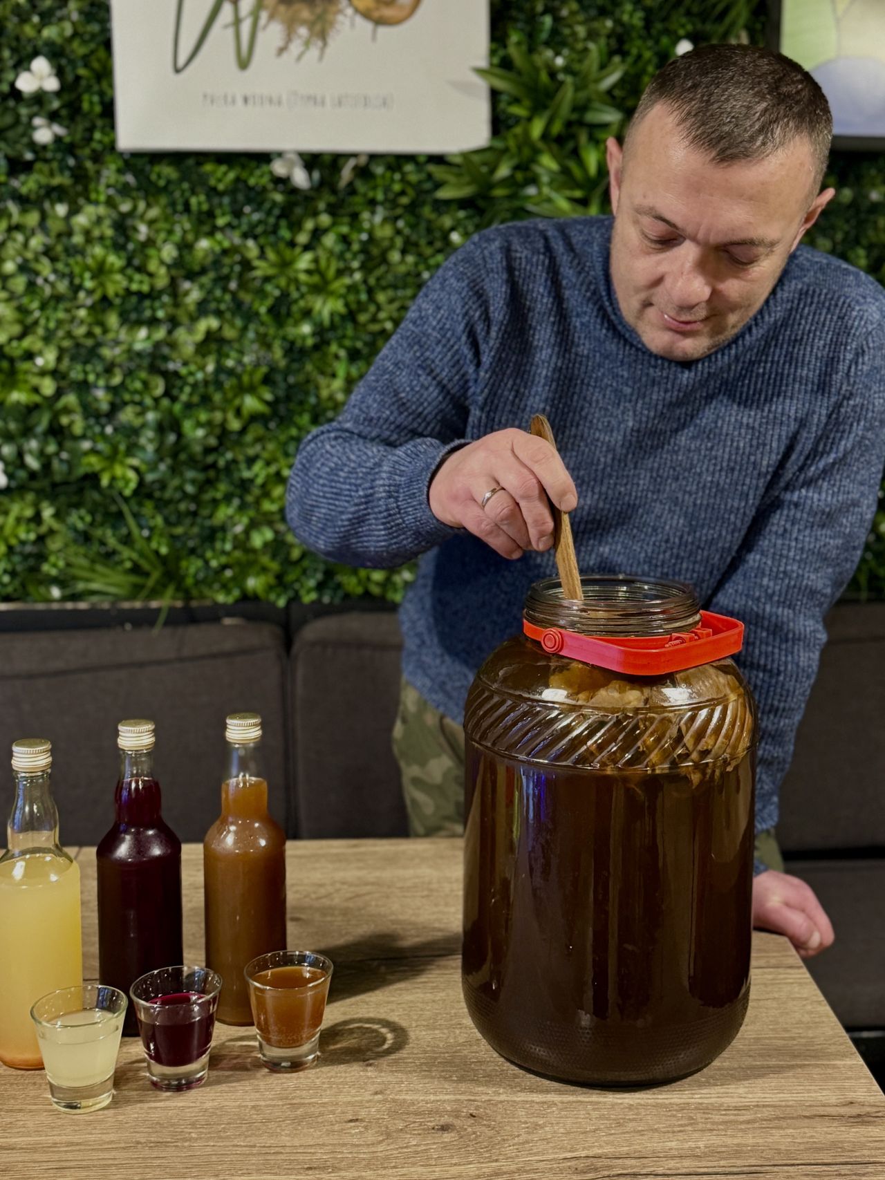 Filip Malinowski prezentuje kombuchę earl grey dostępną w Chwast