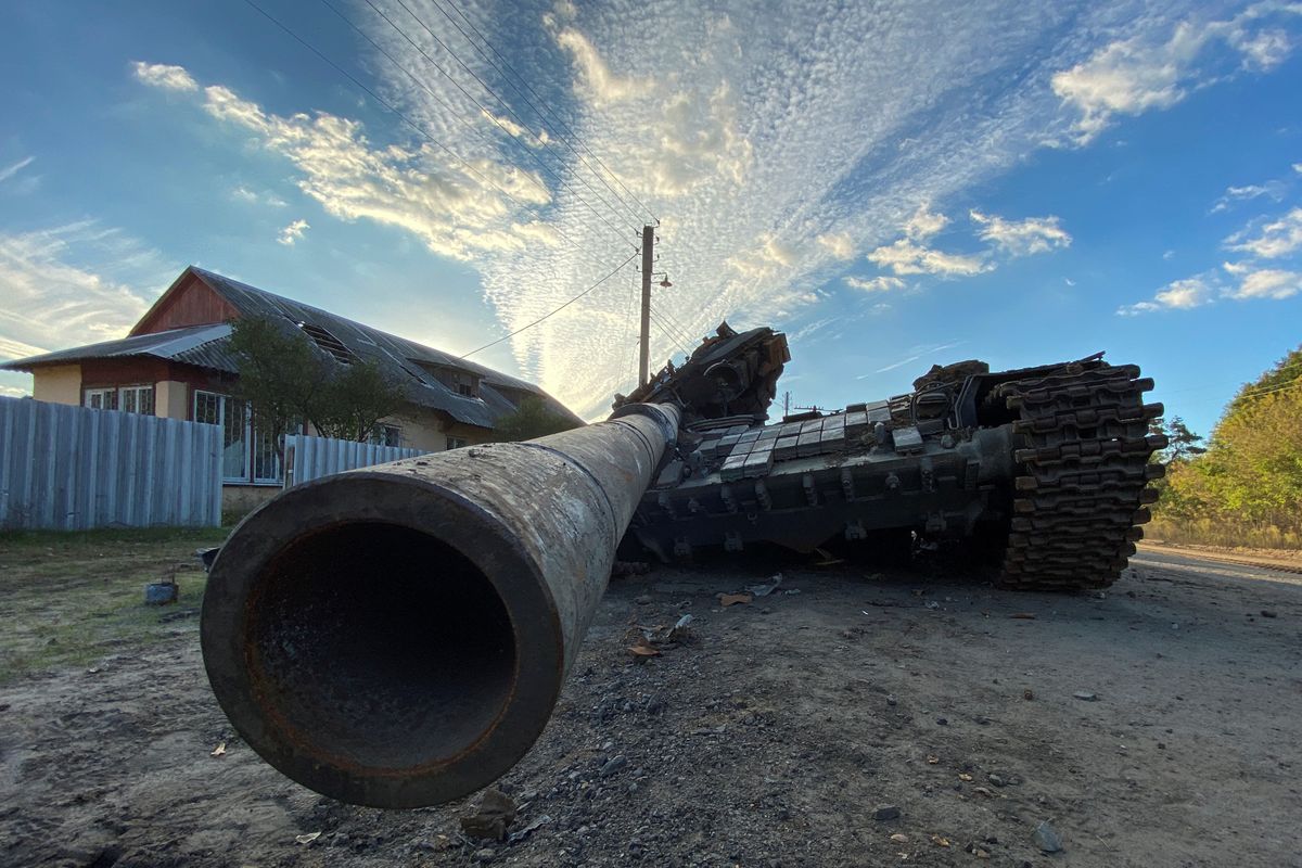 Wrak rosyjskiego czołgu zniszczonego w toku walk w obwodzie charkowskim