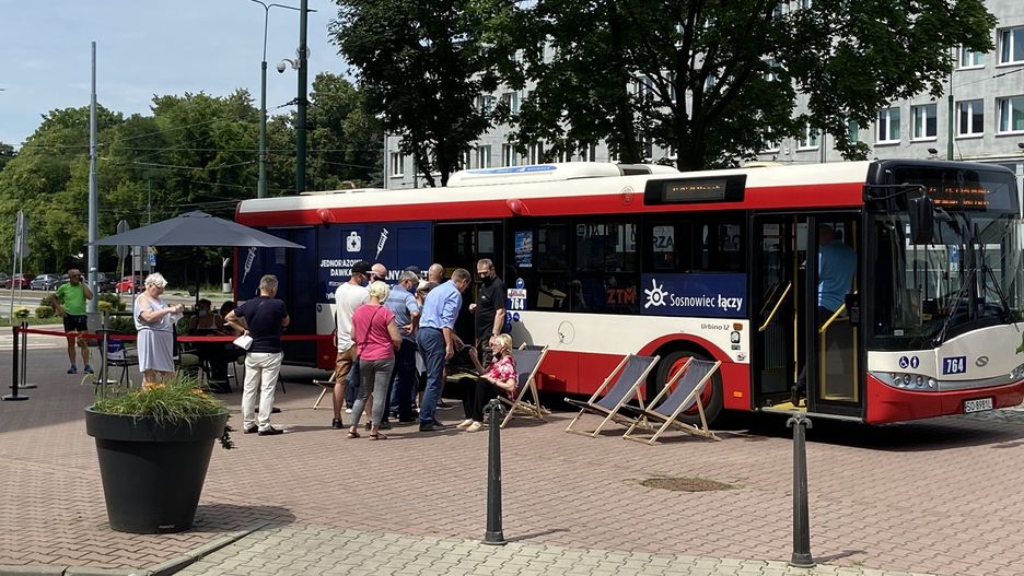 Sosnowiec. Już 700 osób zaszczepiło się w specjalnym autobusie jeżdżącym po ulicach miasta.