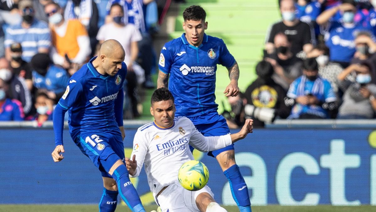 PAP/EPA / RODRIGO JIMENEZ / Na zdjęciu od lewej: Sandro, Casemiro i Mathias Olivera