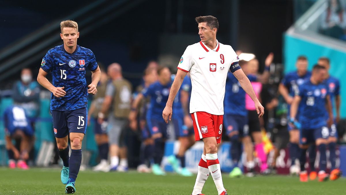 PAP/EPA / Lars Baron / Na zdjęciu: Robert Lewandowski (z prawej)