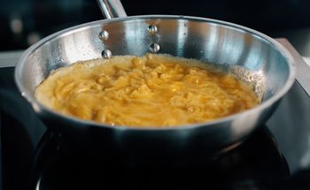 Ten francuski sposób na omlet to hit walentynkowy. Zero przypalenia, pełna kremowość