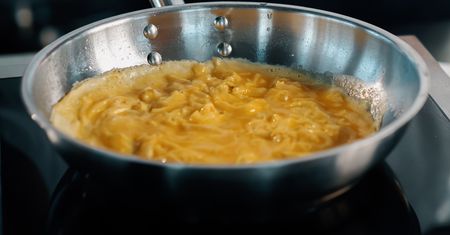 Ten francuski sposób na omlet to hit walentynkowy. Zero przypalenia, pełna kremowość