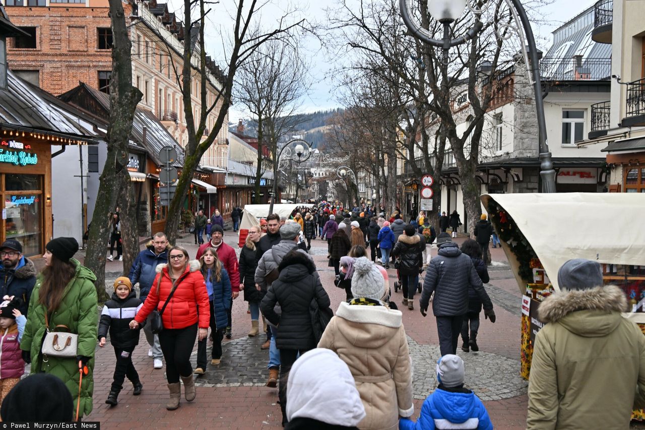 Narkotyki i broń w hotelu? Burmistrz z PiS zaprzecza