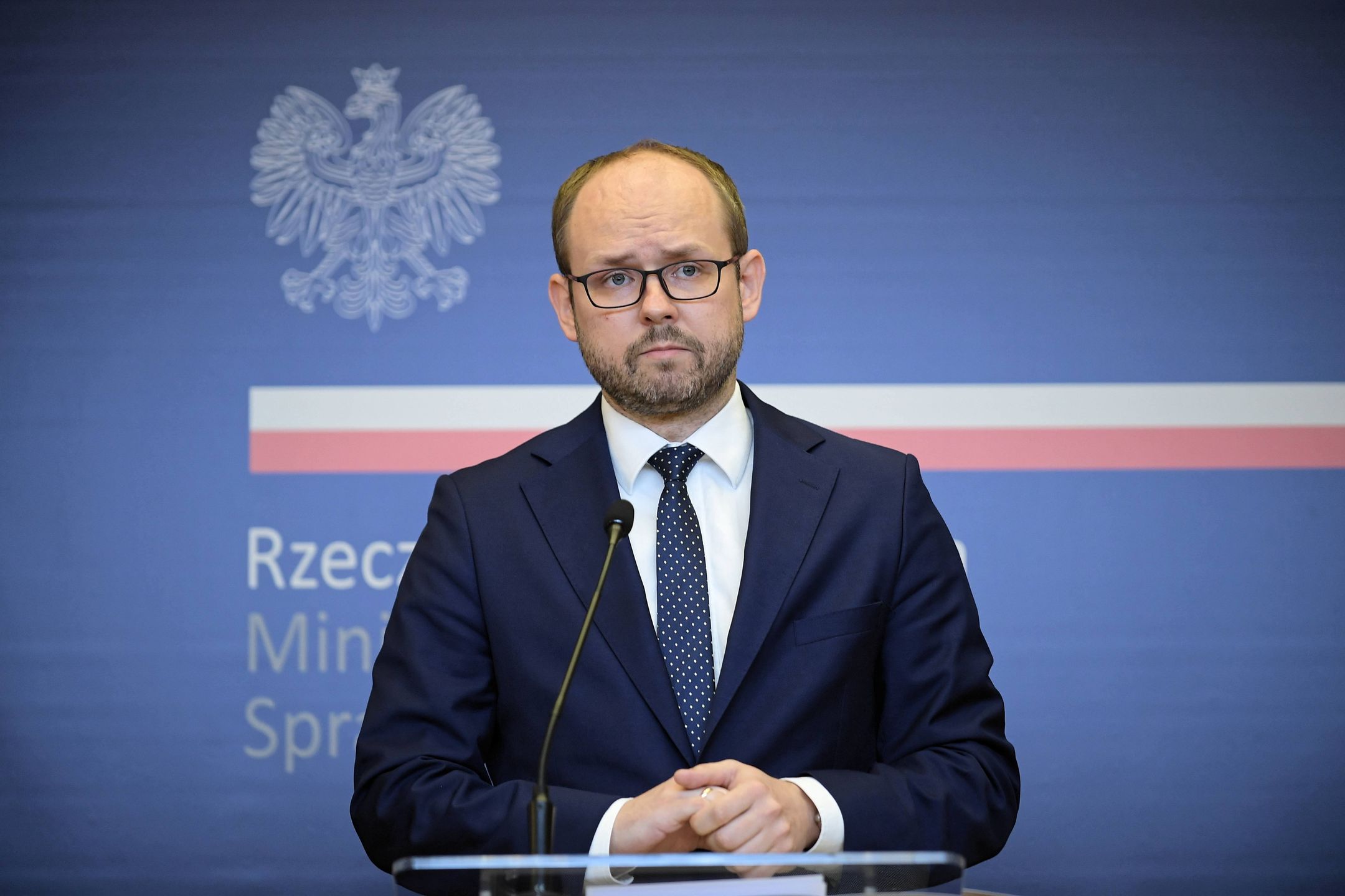 Marcin PrzydaczMarcin Obarakonferencja, Marcin Przydacz, Ministerstwie Spraw Zagranicznych, Ministerstwo Spraw Zagranicznych, MSZ, polityk, polityka, prasowa, siedziba, BINARY<(33) bytes>, BINARY<(30) bytes>, trzy dzia�aczki