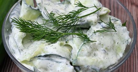 Kucharki w barach mlecznych robią mizerię tylko tak. Nie podchodzi wodą i nie jest mdła
