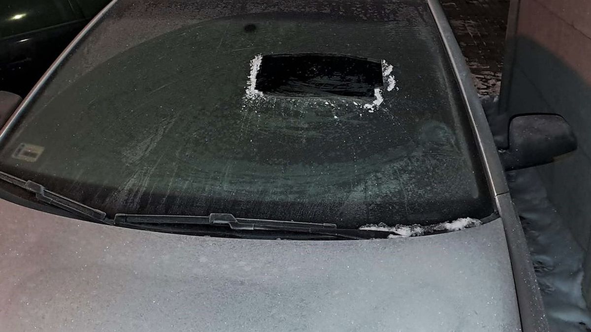 samochód zaśnieżony na czołgistę czołg śnieg