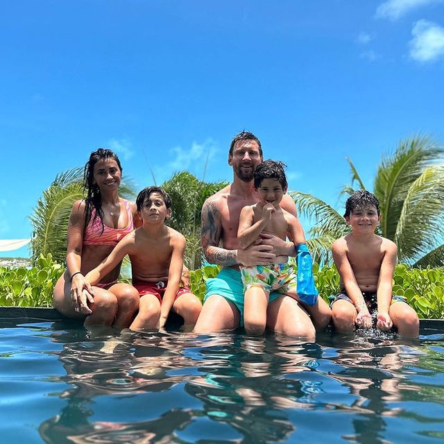 Leo Messi z żoną i synami w basenie
