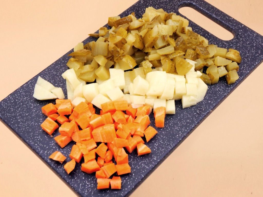 Zupa z ogórków konserwowych, ziemniaka i marchewki z jogurtem przepis