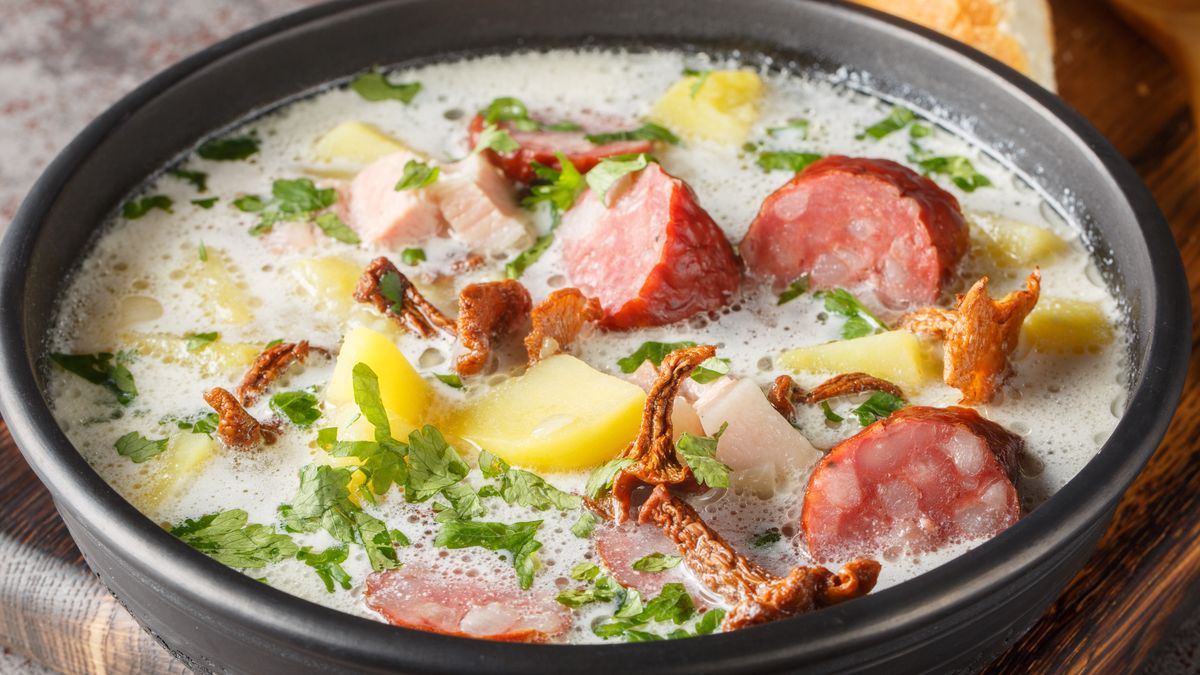 Zupę chrzanową podać można z zieminakami i kiełbasą