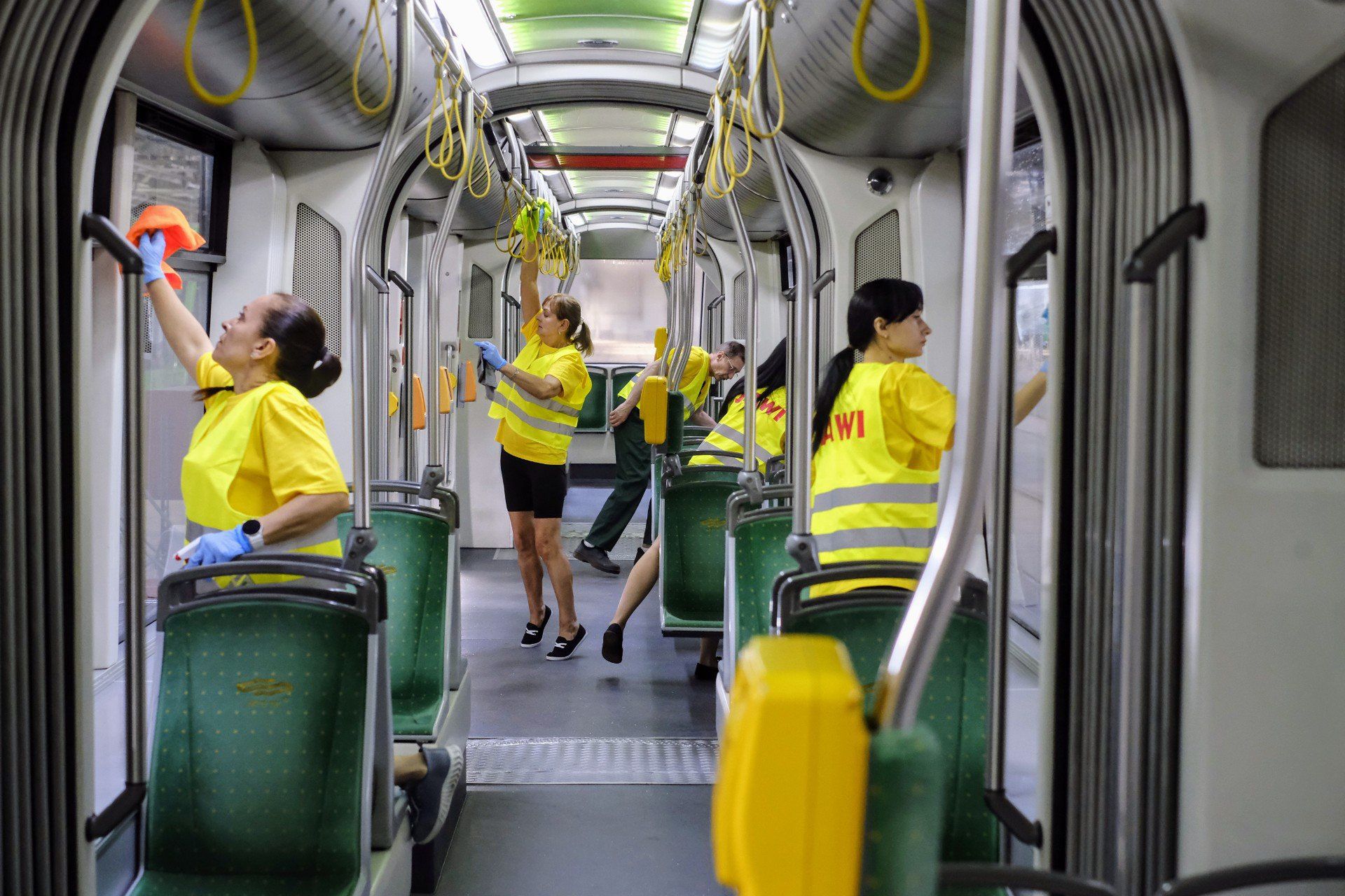 Tak sprząta się autobusy i tramwaje w Poznaniu
