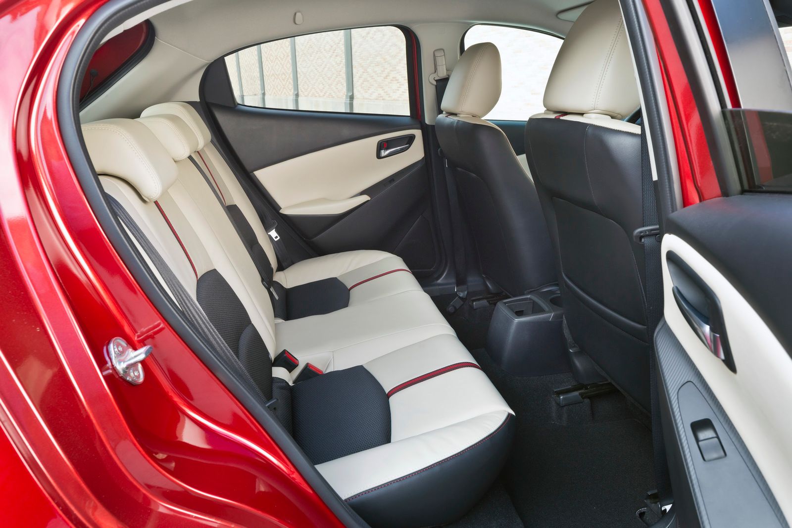 Europejska Mazda 2 – obszerna galeria zdjęć 46