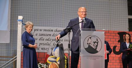 Inauguracja roku szkolnego w Lublinie. Licealiści dostali nowoczesną halę sportową i boiska. Zdjęcia z uroczystości