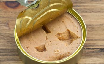 Polacy się zajadają. Mało kto zastanawia się, co jest w środku