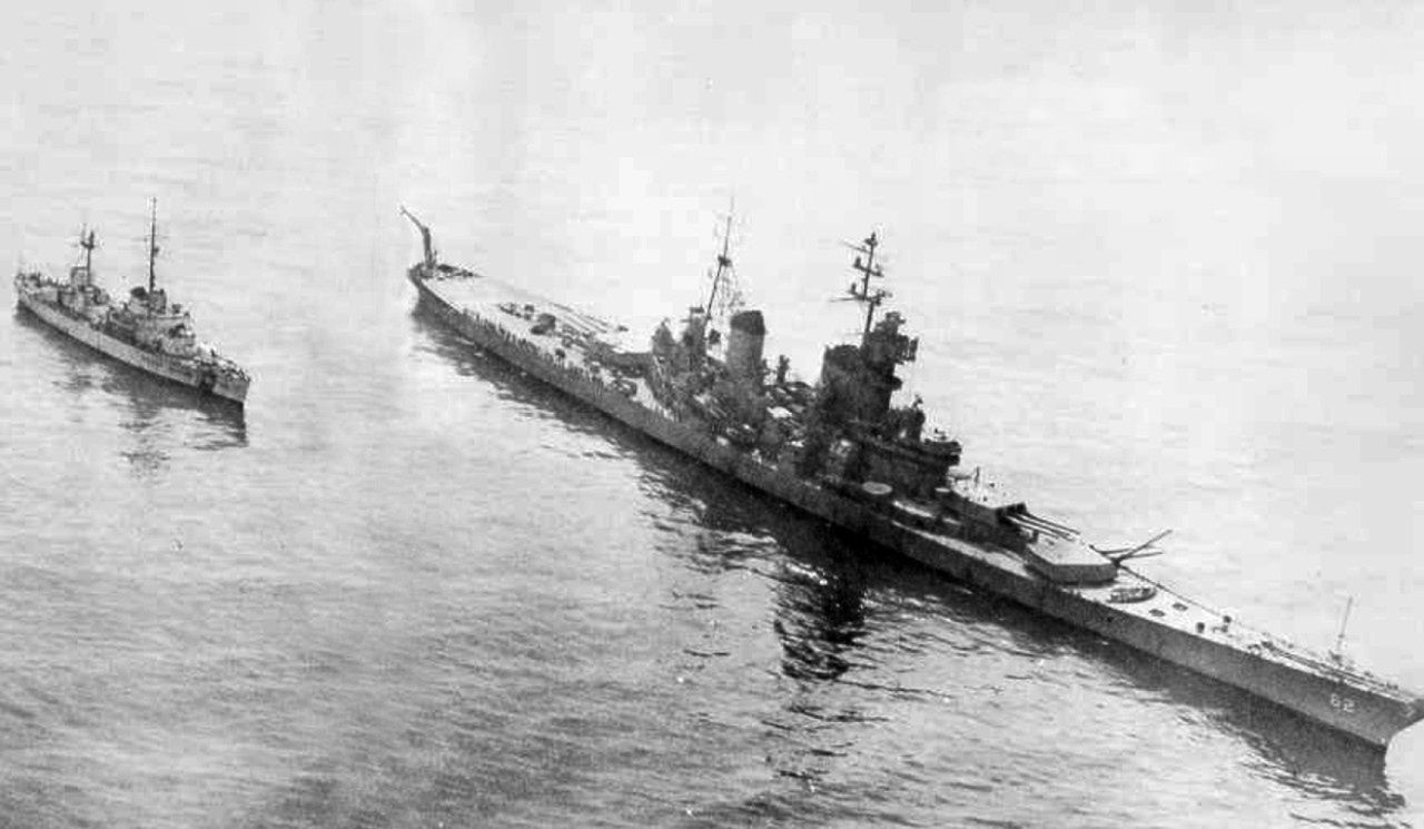 
USS New Jersey i kuter straży wybrzeża USCGC Owasco (WHEC 39) podczas wojny wietnamskiej.