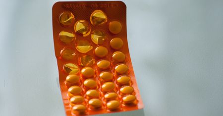 Gdy jej brakuje, cholesterol rośnie, bolą mięśnie i stawy. To królowa witamin