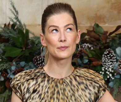 Rosamund Pike zaliczyła spektakularną WPADKĘ w kreacji Diora (ZDJĘCIA)