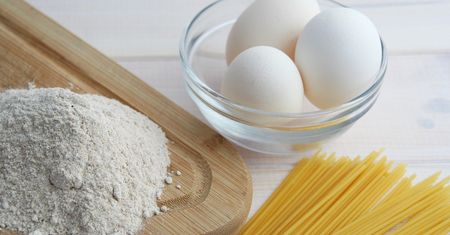 Biała mąka pszenna (przemysłowa), zaw. białka 10% (niewzbogacona, bielona)