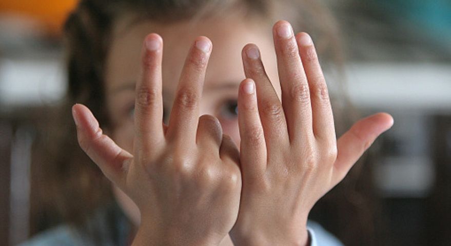 Przytrzaśnięty palec – pierwsza pomoc, co robić