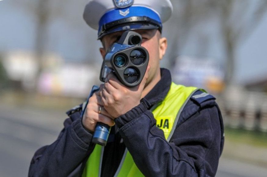 Trzy "oczka" oznaczają, że mamy do czynienia z najnowszym sprzętem. Laserowy miernik z kamerą potrafi mierzyć odległość między autami