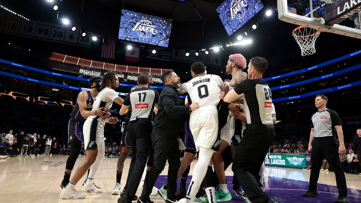 Getty Images / Ronald Martinez / Na zdjęciu: zawodnicy San Antonio Spurs i Los Angeles Lakers