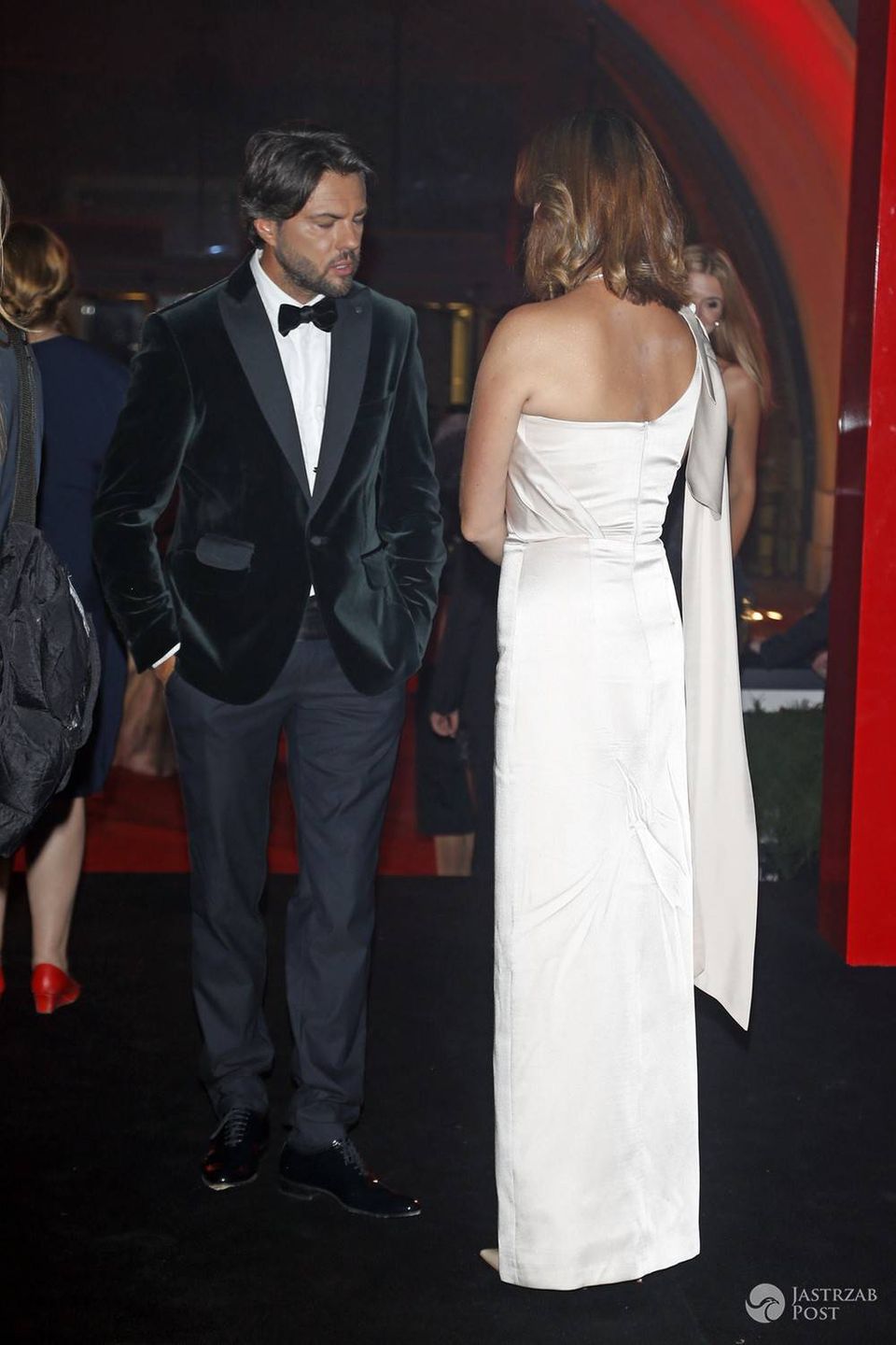 Karolina Malinowska i Olivier Janiak na balu Fundacji TVN 2016. Szczegóły stylizacji. Zdjęcia 2016