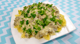 Makaron z sosem pieczarkowym. Szybki, sycący i domowy obiad