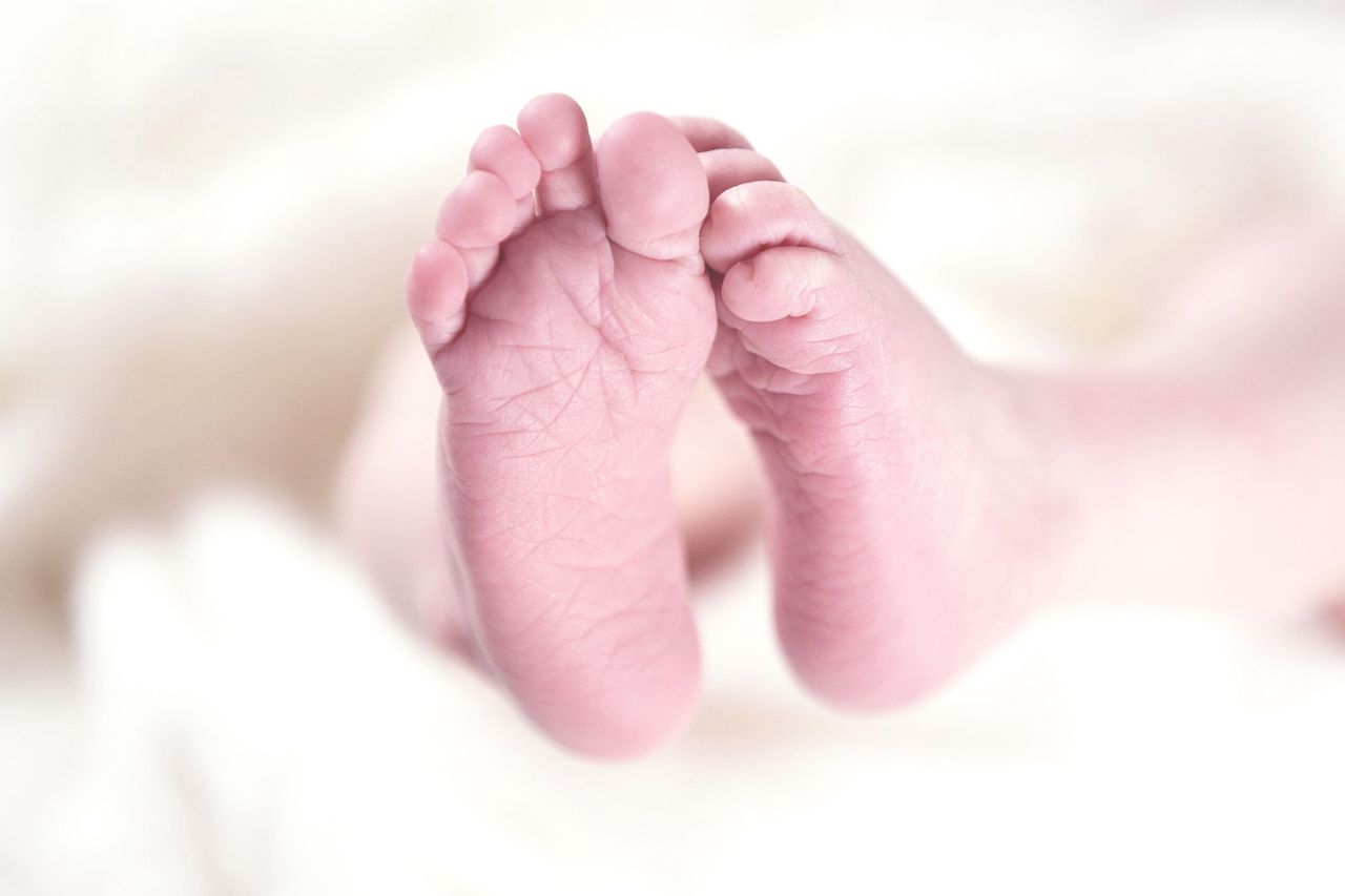 Porzucona w reklamówce. Maleńka dziewczynka opuściła już szpital