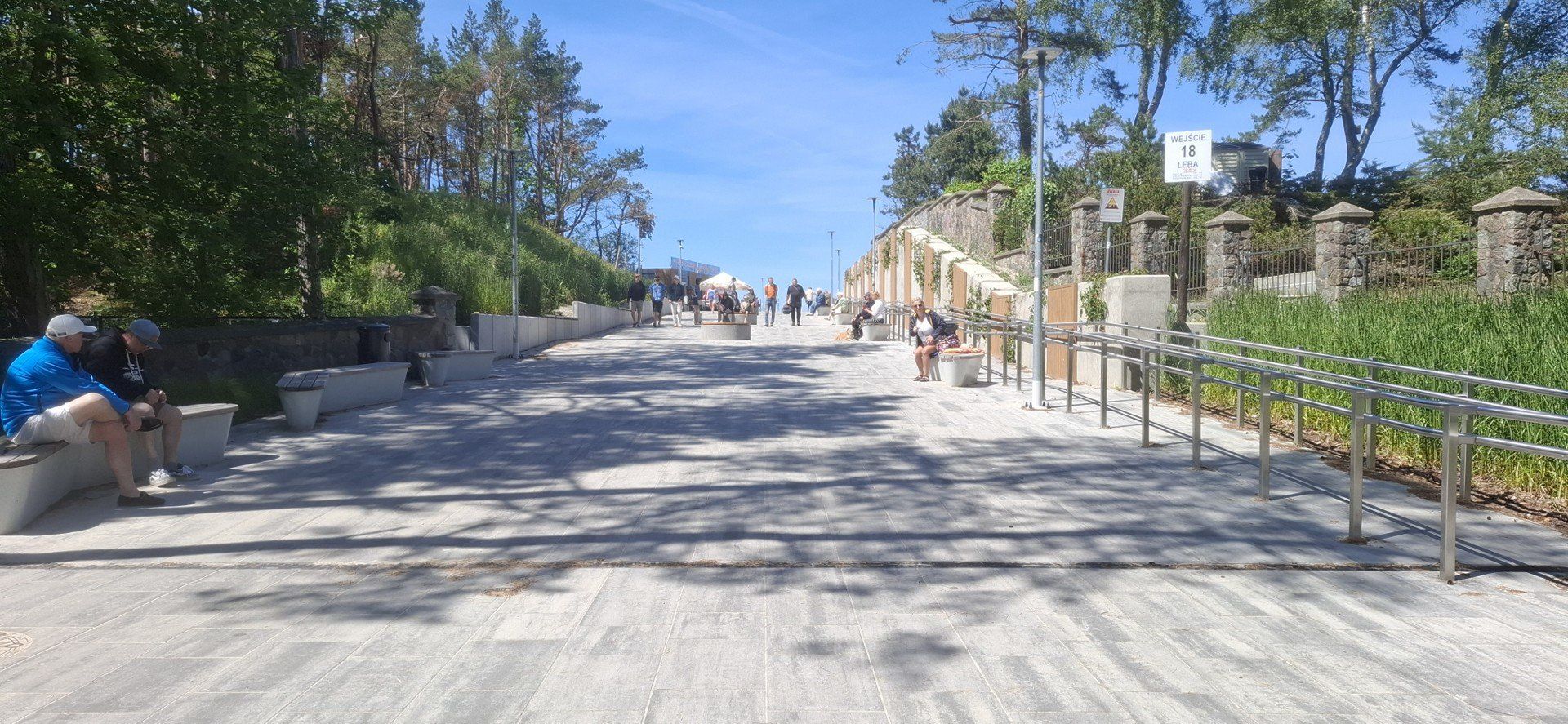 Turyści na plaży w Łebie